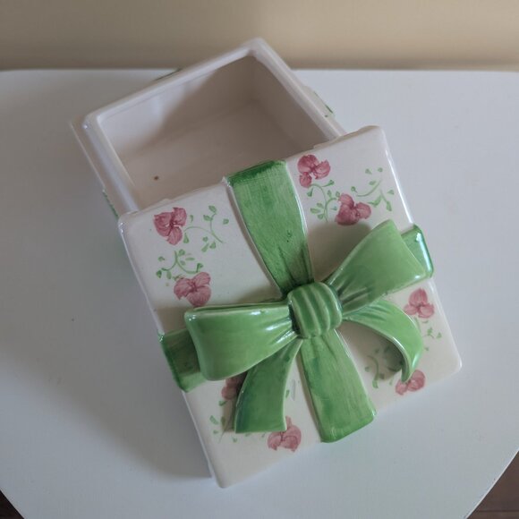 RIBBON PRESENT VINTAGE CERAMIC TRINKET BOX - Picture 3 of 3